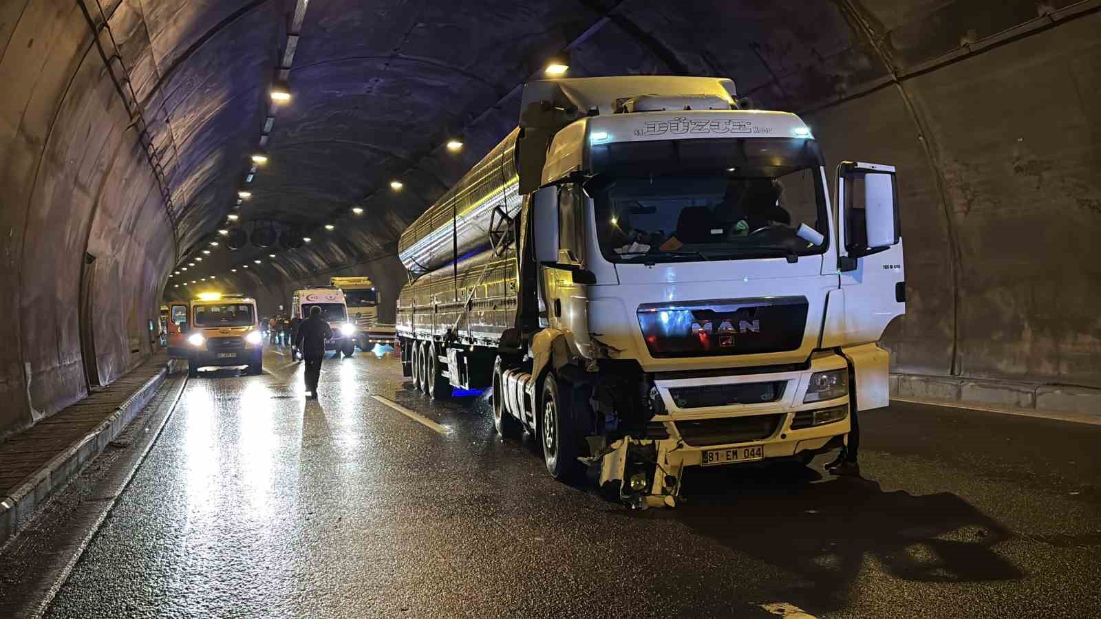 bolu dagi tunelinde tirla carpisan otomobil hurdaya dondu 5 yarali 6 DLGyRtdR
