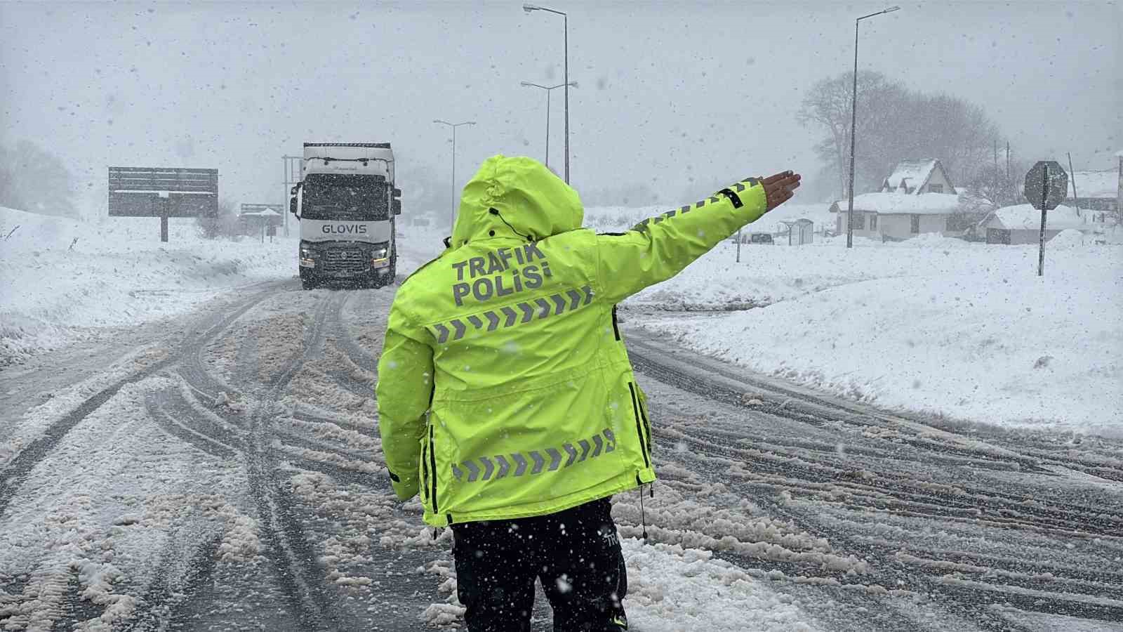 Bolu Dağı’nda D-100 kara yolunun İstanbul yönü ağır tonajlı araç trafiğine kapatıldı 5 bolu daginda d 100 kara yolunun istanbul yonu agir tonajli arac trafigine kapatildi 1 4IS2FTOw