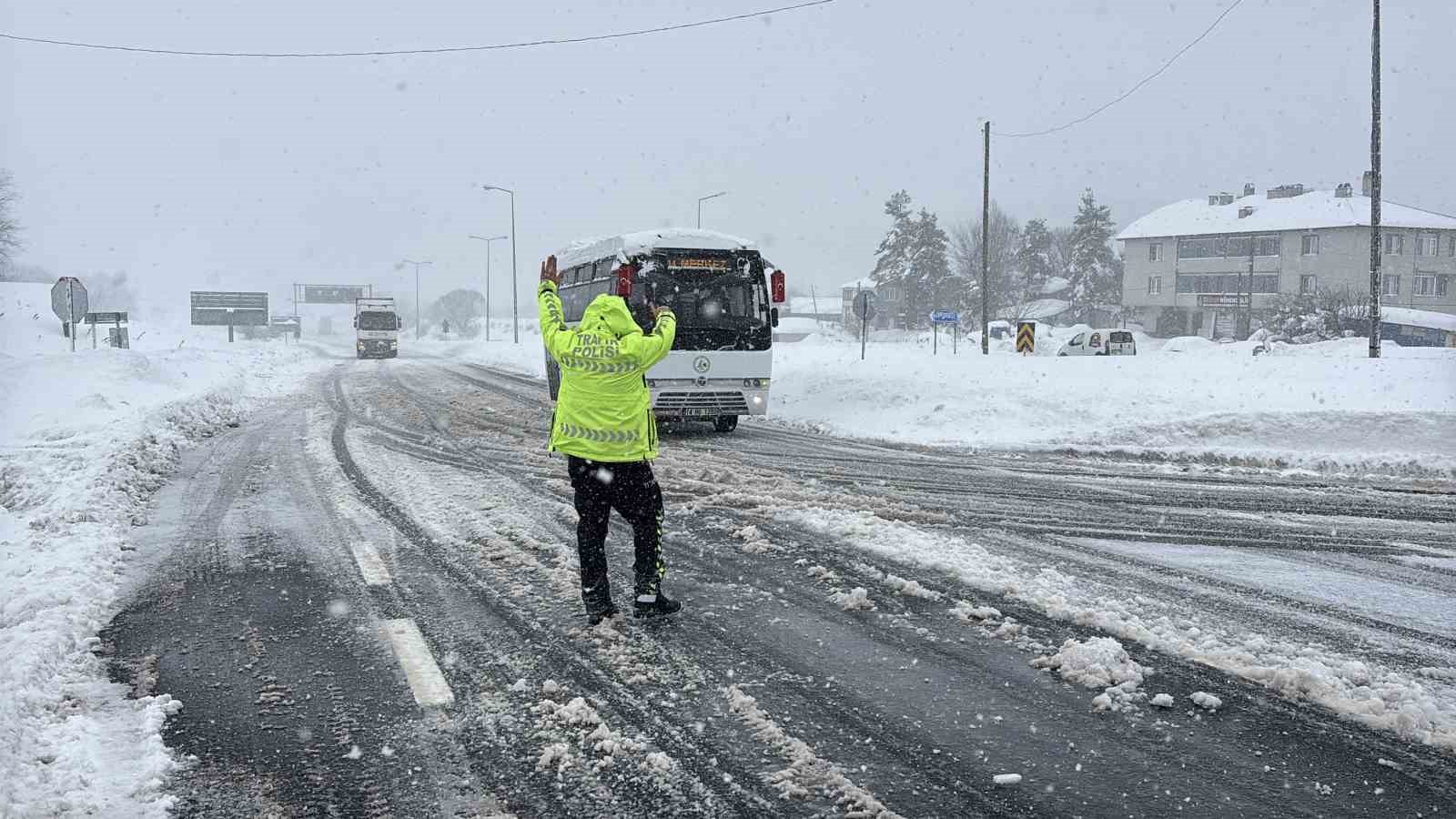 Bolu Dağı’nda D-100 kara yolunun İstanbul yönü ağır tonajlı araç trafiğine kapatıldı 7 bolu daginda d 100 kara yolunun istanbul yonu agir tonajli arac trafigine kapatildi 3 SHhrvqsK