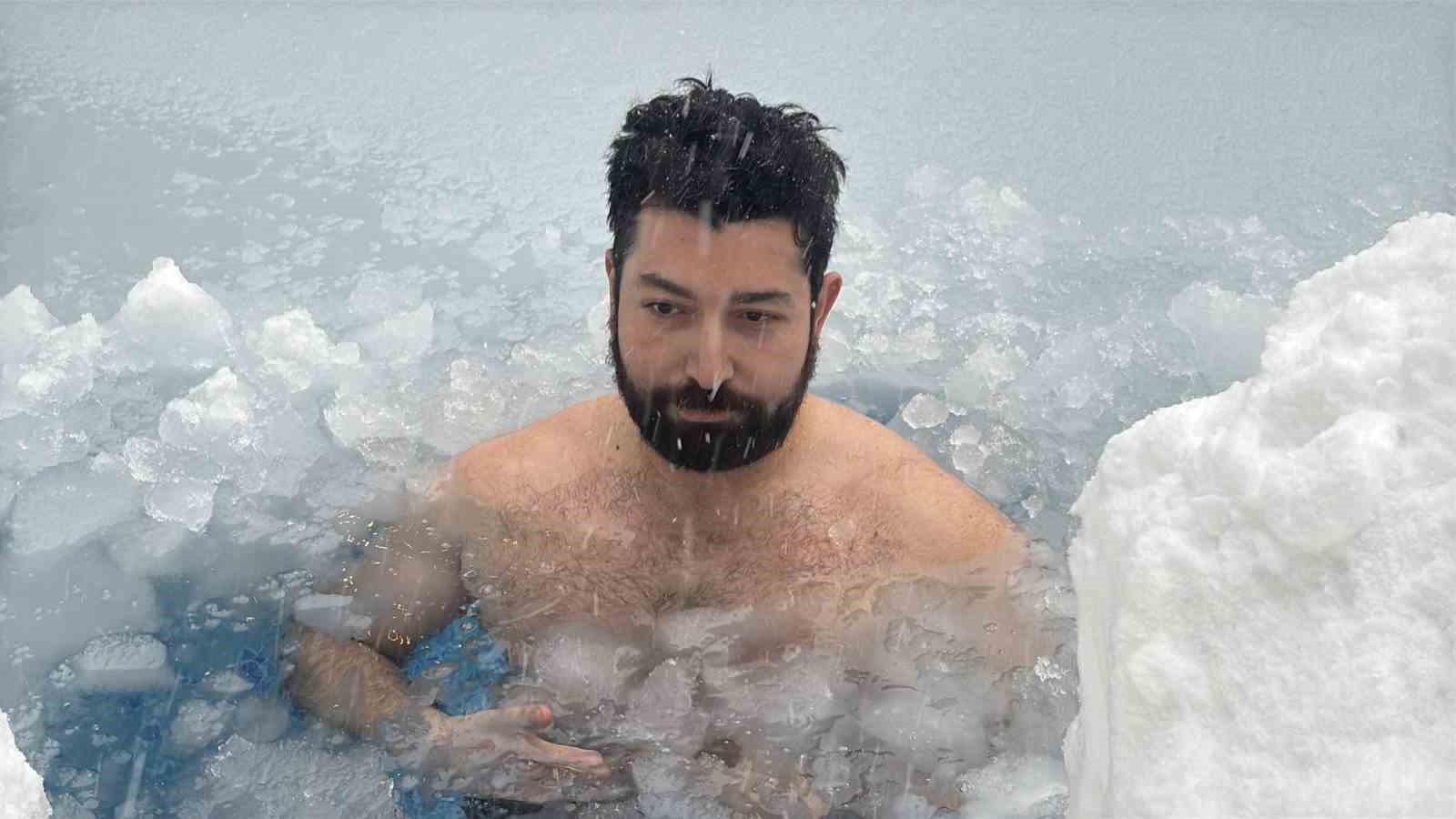 bolu daginda eksi 10 derecede buz tutan havuza girdi 1 vDeAkM4D