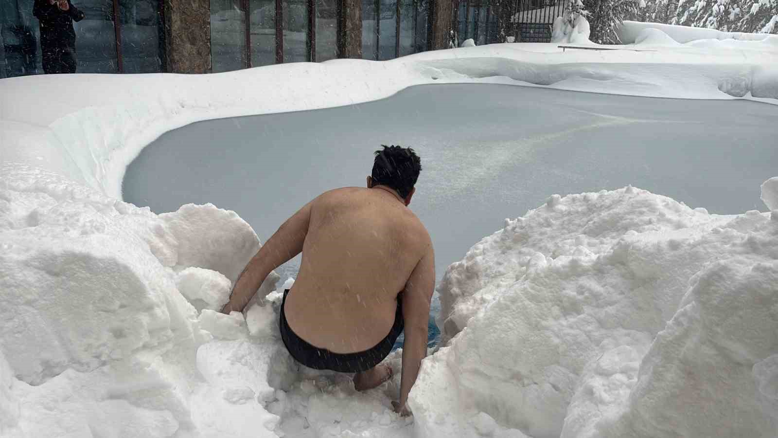 bolu daginda eksi 10 derecede buz tutan havuza girdi 2 ZhMACwg6