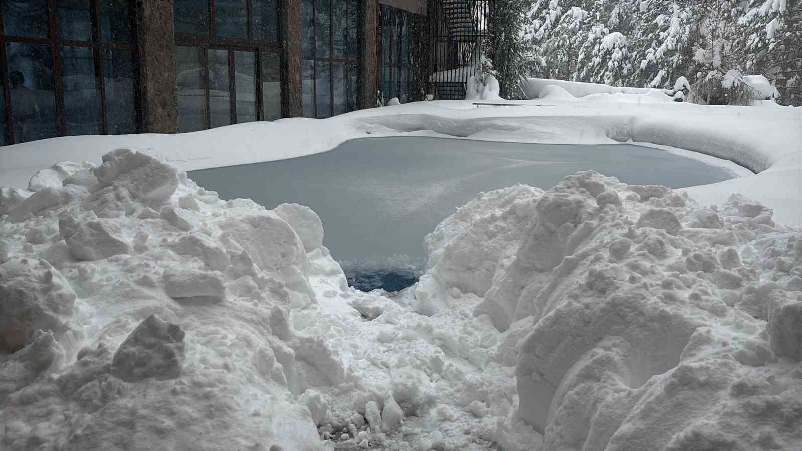 bolu daginda eksi 10 derecede buz tutan havuza girdi 4 tCJ3nyws