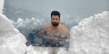 bolu-daginda-eksi-10-derecede-buz-tutan-havuza-girdi-lyVHfNQI.jpg