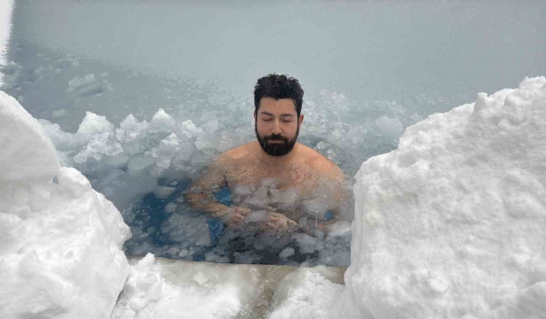 bolu-daginda-eksi-10-derecede-buz-tutan-havuza-girdi-lyVHfNQI.jpg