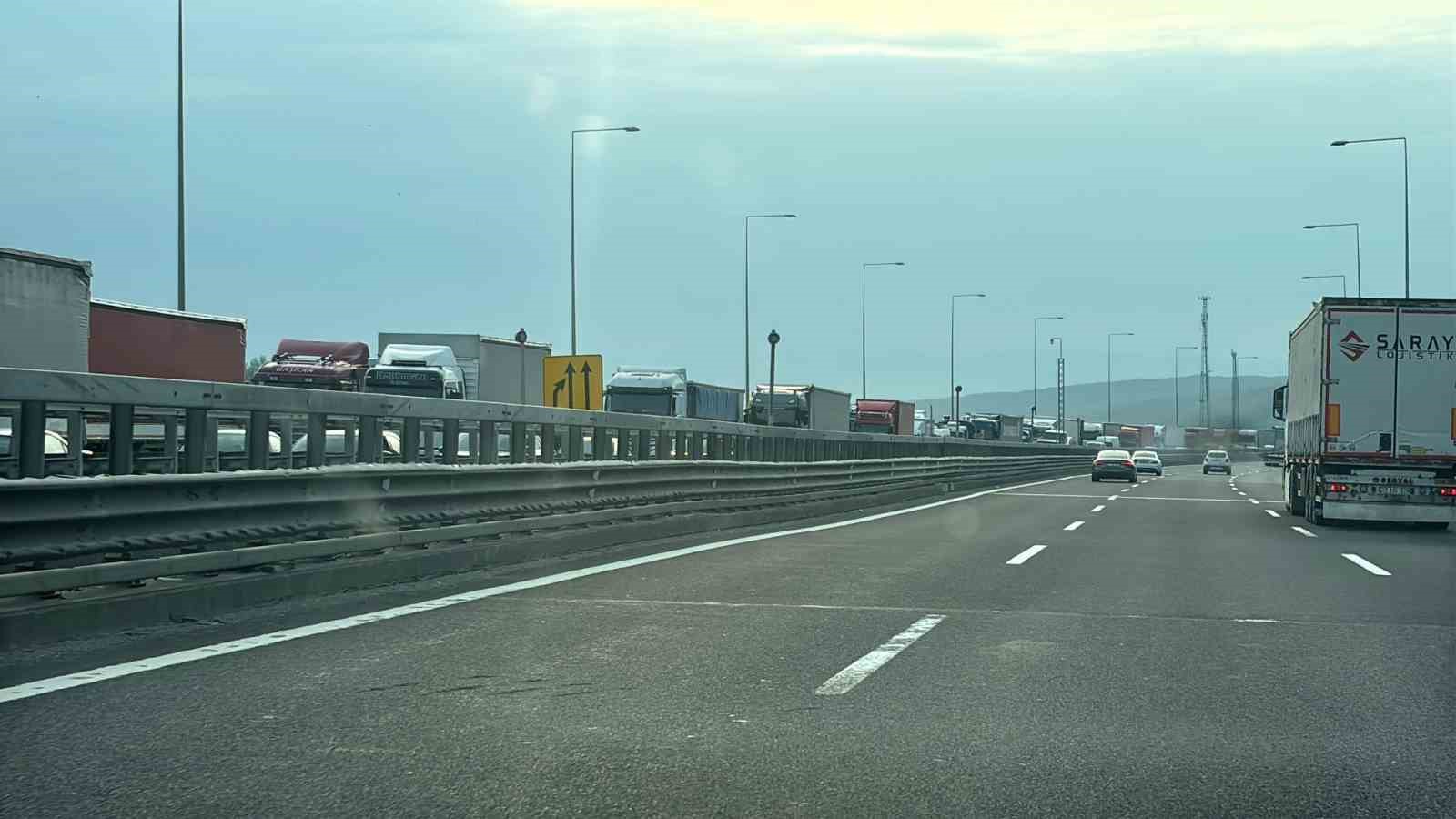 Bolu Dağı’nda otomobil ile çarpışan araç devrildi: Kilometrelerce araç kuyruğu oluştu 5 bolu daginda otomobil ile carpisan arac devrildi kilometrelerce arac kuyrugu olustu 1 X53T5VgR