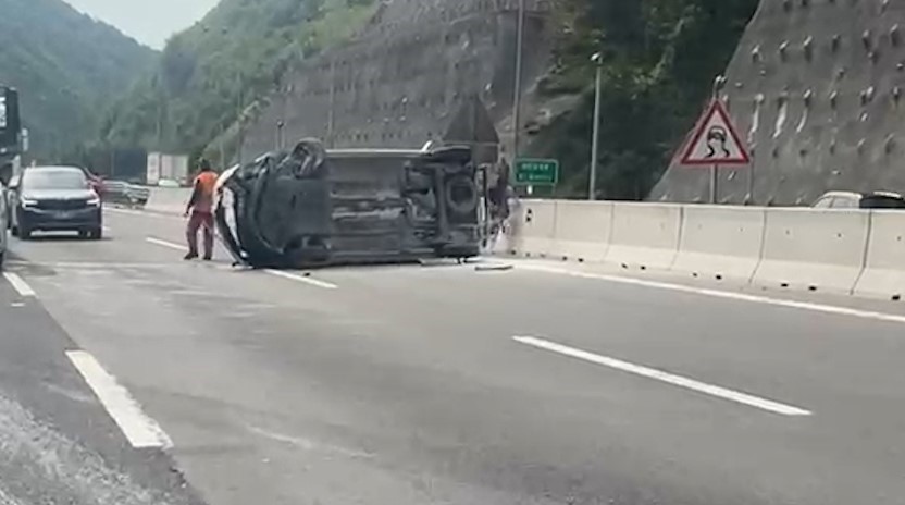 Bolu Dağı’nda otomobil ile çarpışan araç devrildi: Kilometrelerce araç kuyruğu oluştu 6 bolu daginda otomobil ile carpisan arac devrildi kilometrelerce arac kuyrugu olustu 2 5pIaLISd