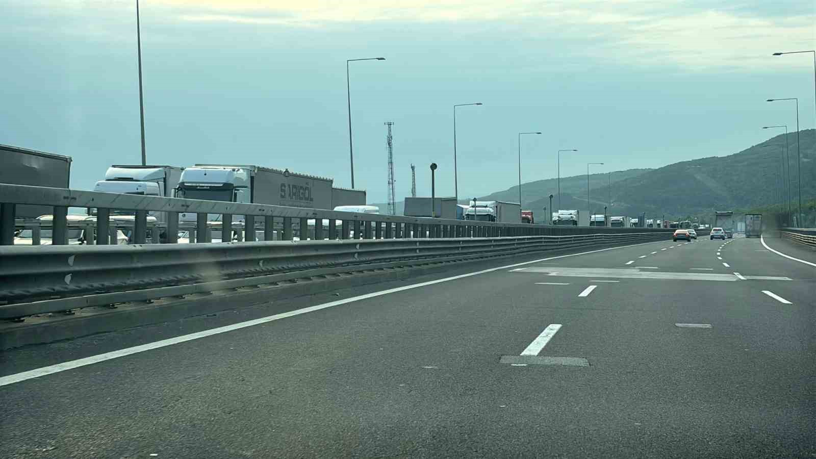 Bolu Dağı’nda otomobil ile çarpışan araç devrildi: Kilometrelerce araç kuyruğu oluştu 8 bolu daginda otomobil ile carpisan arac devrildi kilometrelerce arac kuyrugu olustu 4 ppEYvV4F