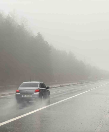 bolu-daginda-sis-ve-saganak-sebebiyle-gorus-mesafesi-30-metreye-dustu-PSCv4Ig7.jpg