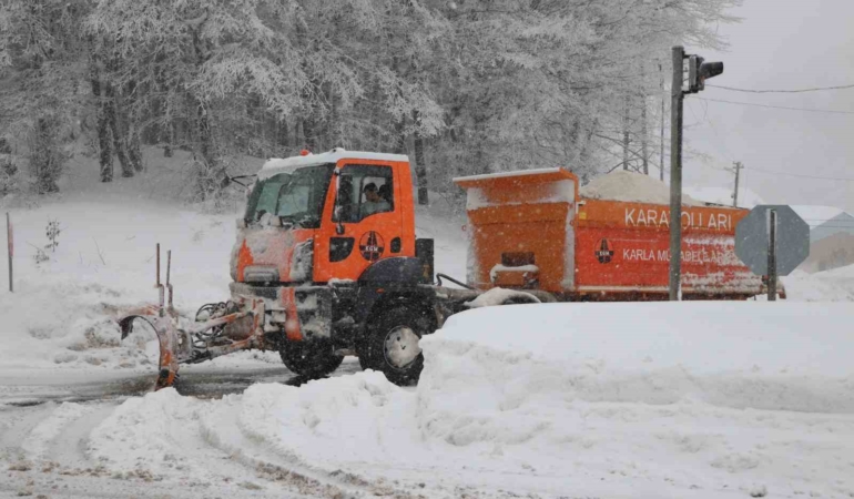 bolu-daginda-yogun-kar-yagisi-basladi-m7JOfw8q.jpg