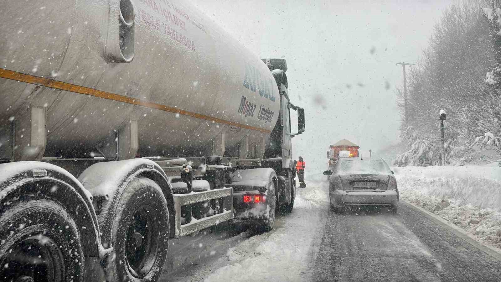 bolu daginda yogun kar yagisinda rampayi cikamayan 2 tir yolu kapatti 1 lYazqXkI