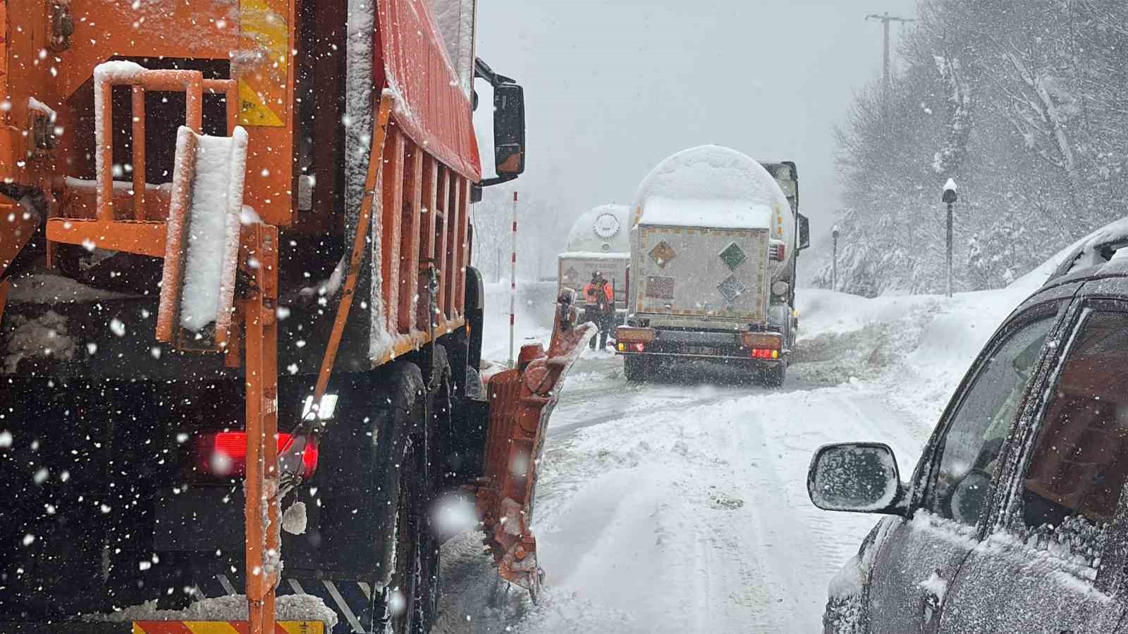 bolu daginda yogun kar yagisinda rampayi cikamayan 2 tir yolu kapatti 2 PqF22LfN