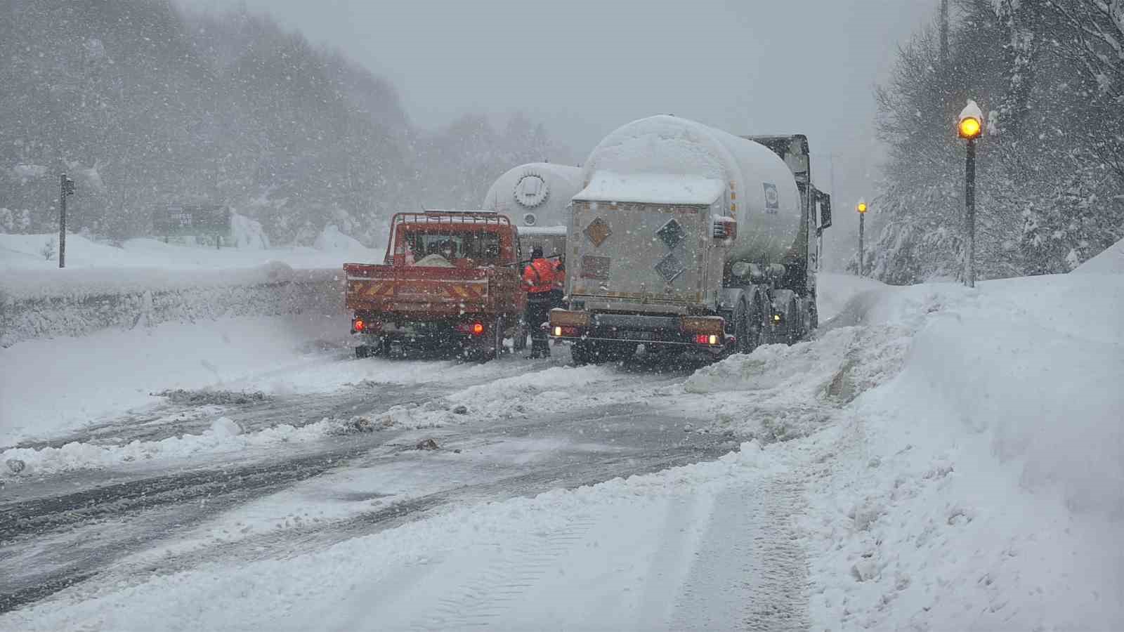 bolu daginda yogun kar yagisinda rampayi cikamayan 2 tir yolu kapatti 3 EXzbQM7V