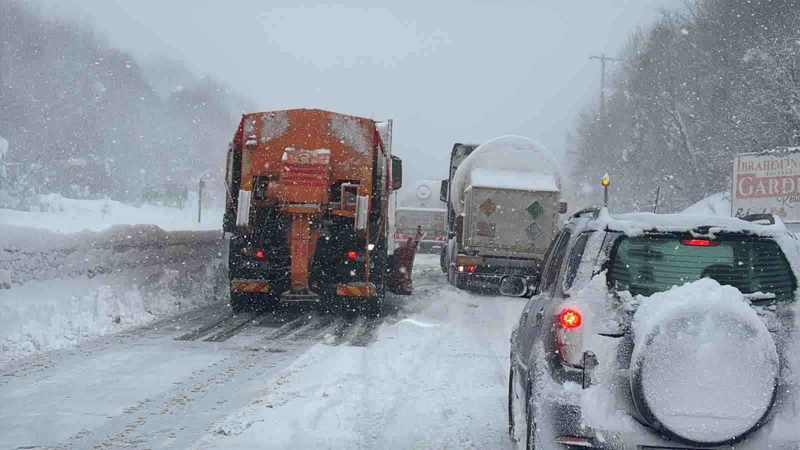 bolu daginda yogun kar yagisinda rampayi cikamayan 2 tir yolu kapatti 4