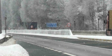 bolu-daginda-yollar-acik-kar-yagisi-ise-tipi-seklinde-8RYm7eO9.jpg