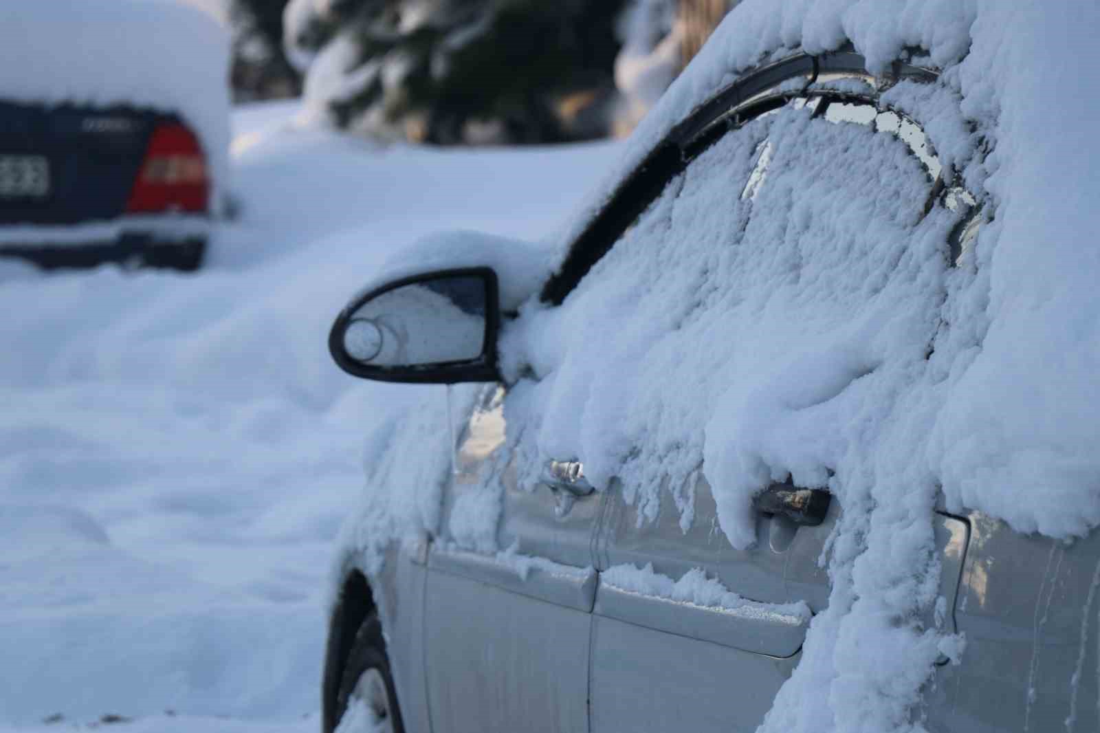 bolu eksi 16 dereceyle buz kesti araclarin kapilari dondu 7 EY9OzgZU