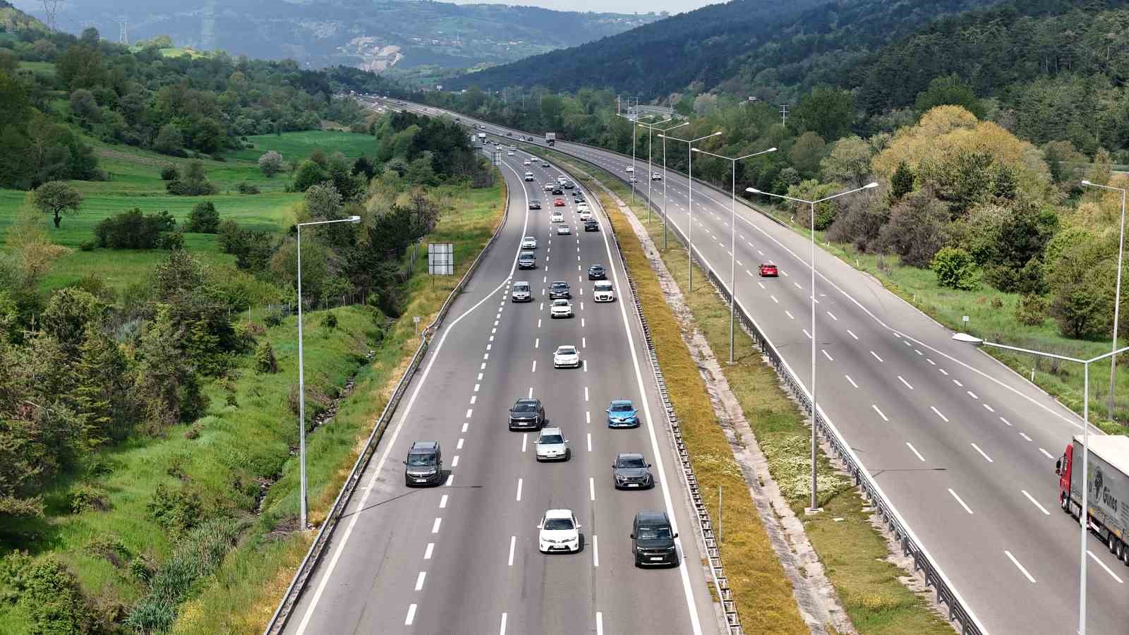 bolu gecisinde bayram tatilinin ilk gunu trafik yogunlugu 0 11Dtsmdm