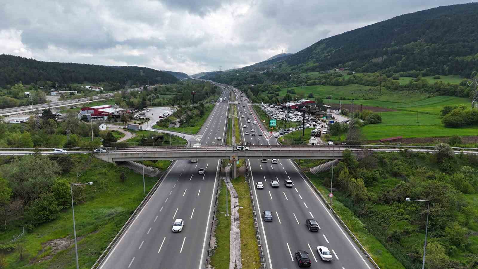 bolu gecisinde bayram tatilinin ilk gunu trafik yogunlugu 3 Y7hE3NyF