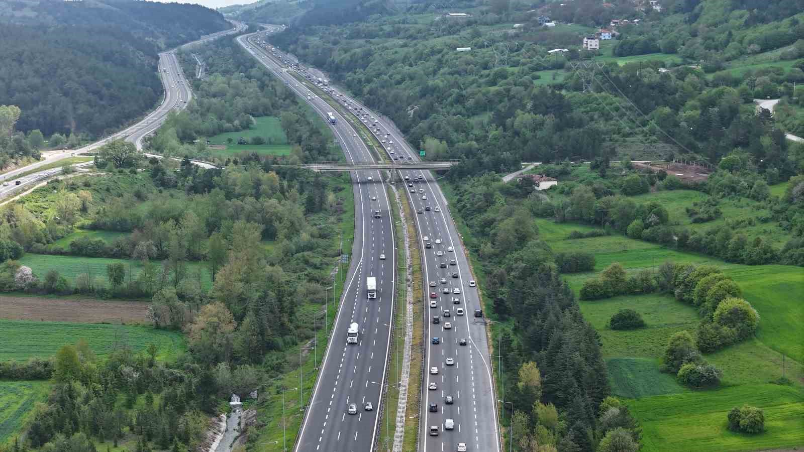 bolu gecisinde bayram tatilinin ilk gunu trafik yogunlugu 4 ykbgbHG3