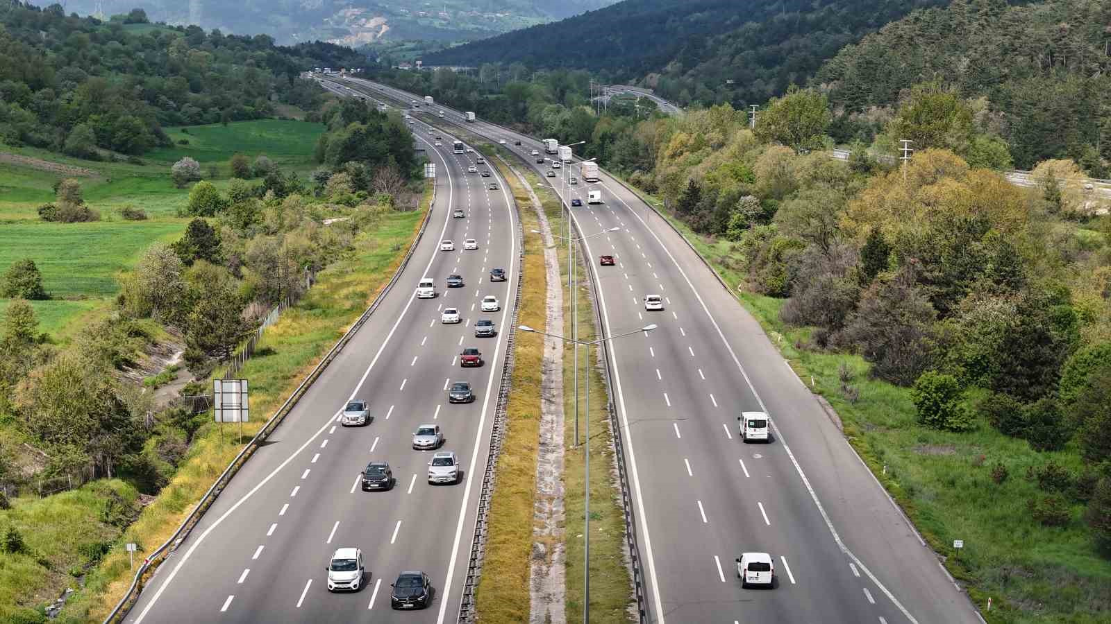 bolu gecisinde bayram tatilinin ilk gunu trafik yogunlugu 5 FUVBquul