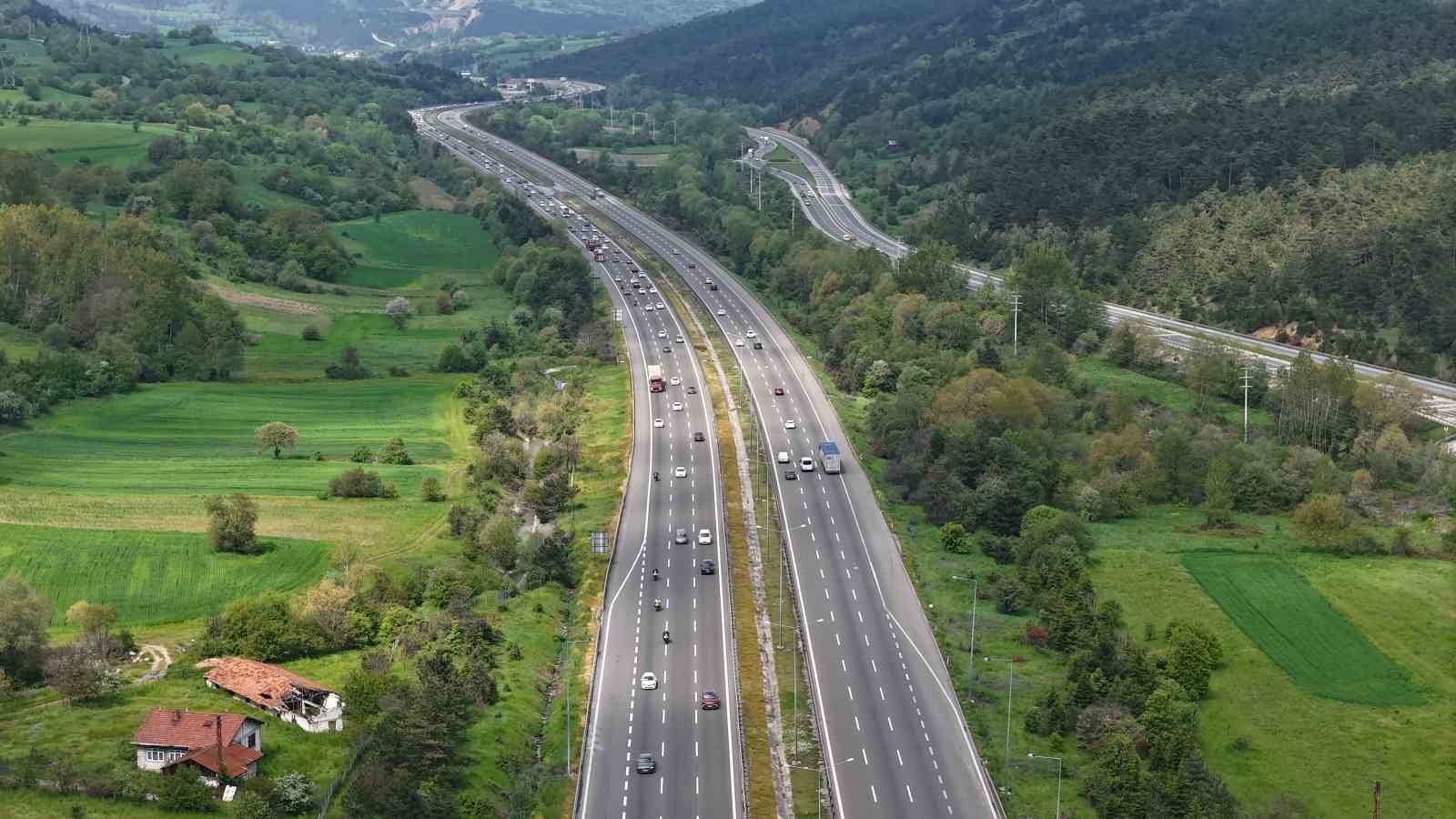 bolu gecisinde bayram tatilinin ilk gunu trafik yogunlugu 6 8dlMPvBN