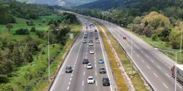 bolu-gecisinde-bayram-tatilinin-ilk-gunu-trafik-yogunlugu-DDSNTqc7.jpg