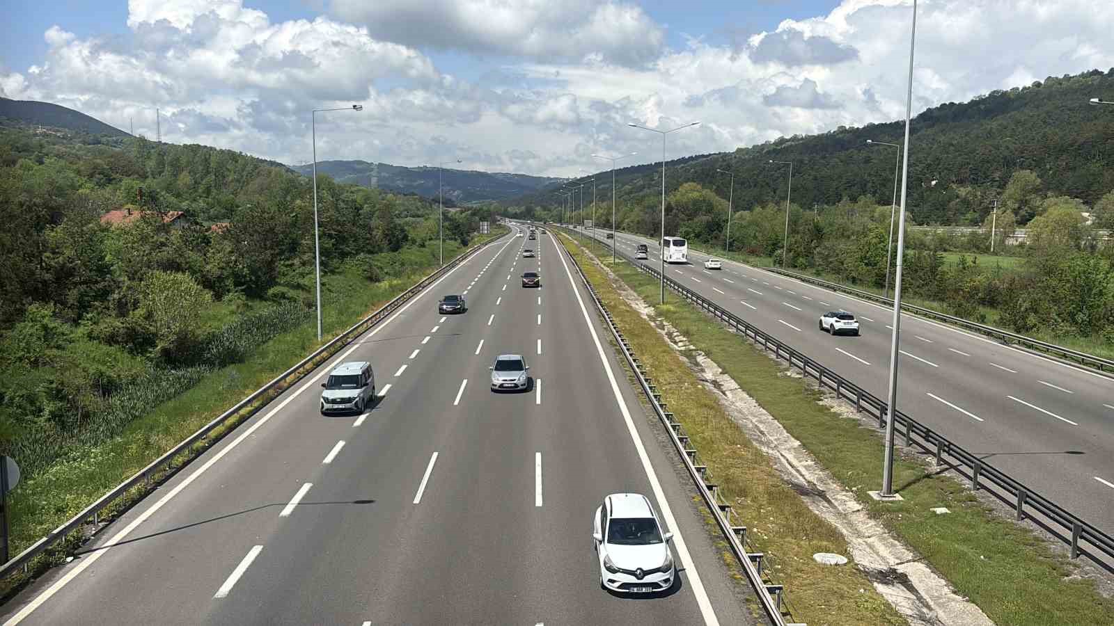 Bolu geçişinde bayram trafiği akıcı seyrediyor 5 bolu gecisinde bayram trafigi akici seyrediyor 1 uHLajrHg