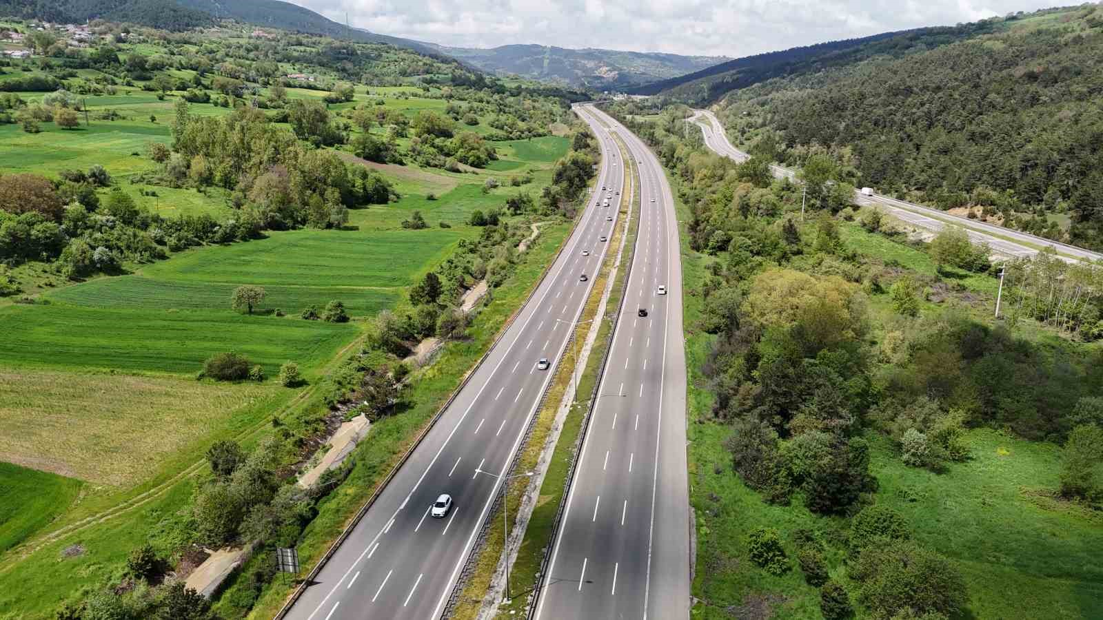 Bolu geçişinde bayram trafiği akıcı seyrediyor 6 bolu gecisinde bayram trafigi akici seyrediyor 2 mieYqXvJ