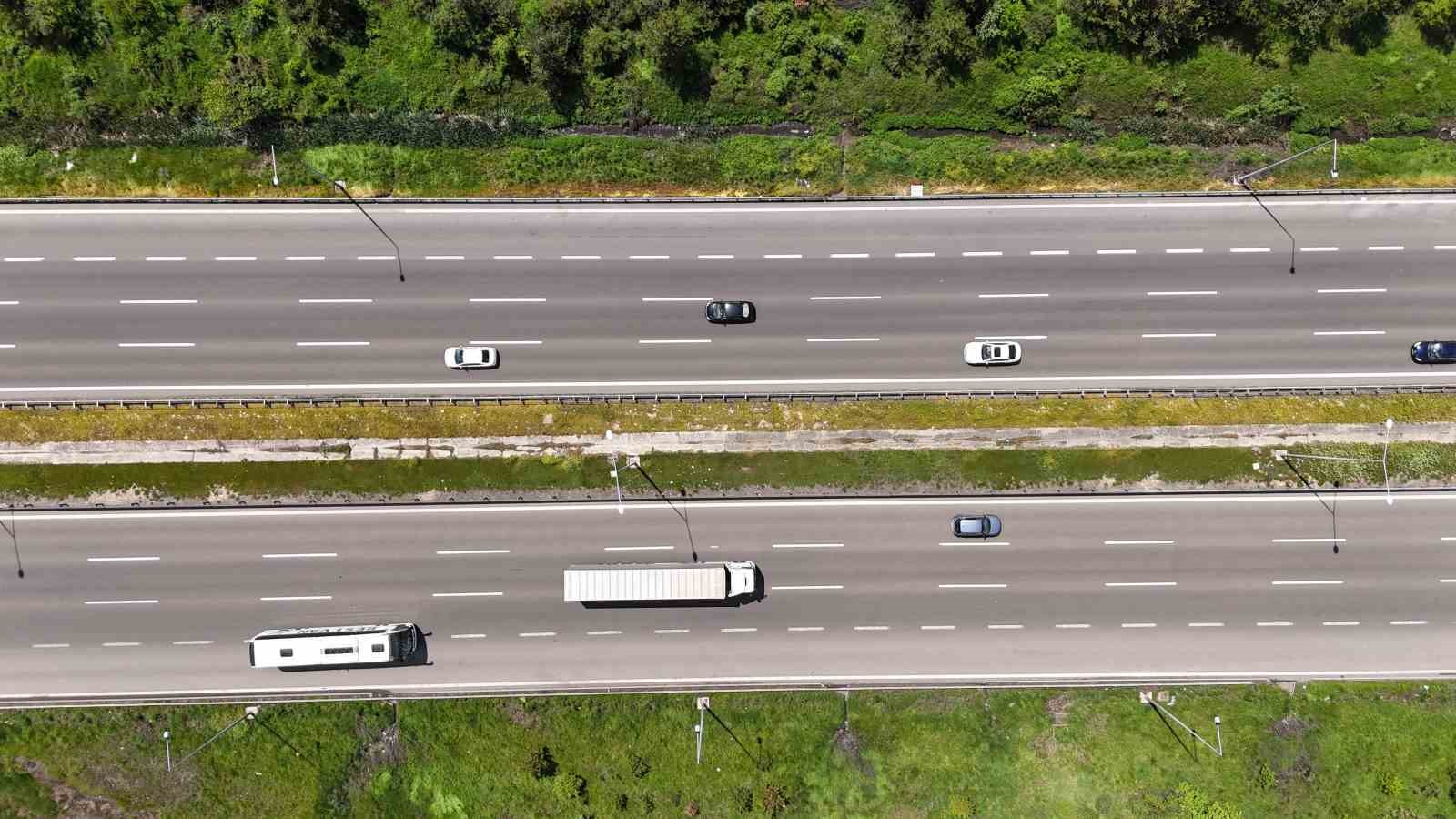 Bolu geçişinde bayram trafiği akıcı seyrediyor 8 bolu gecisinde bayram trafigi akici seyrediyor 4 blz7afiC