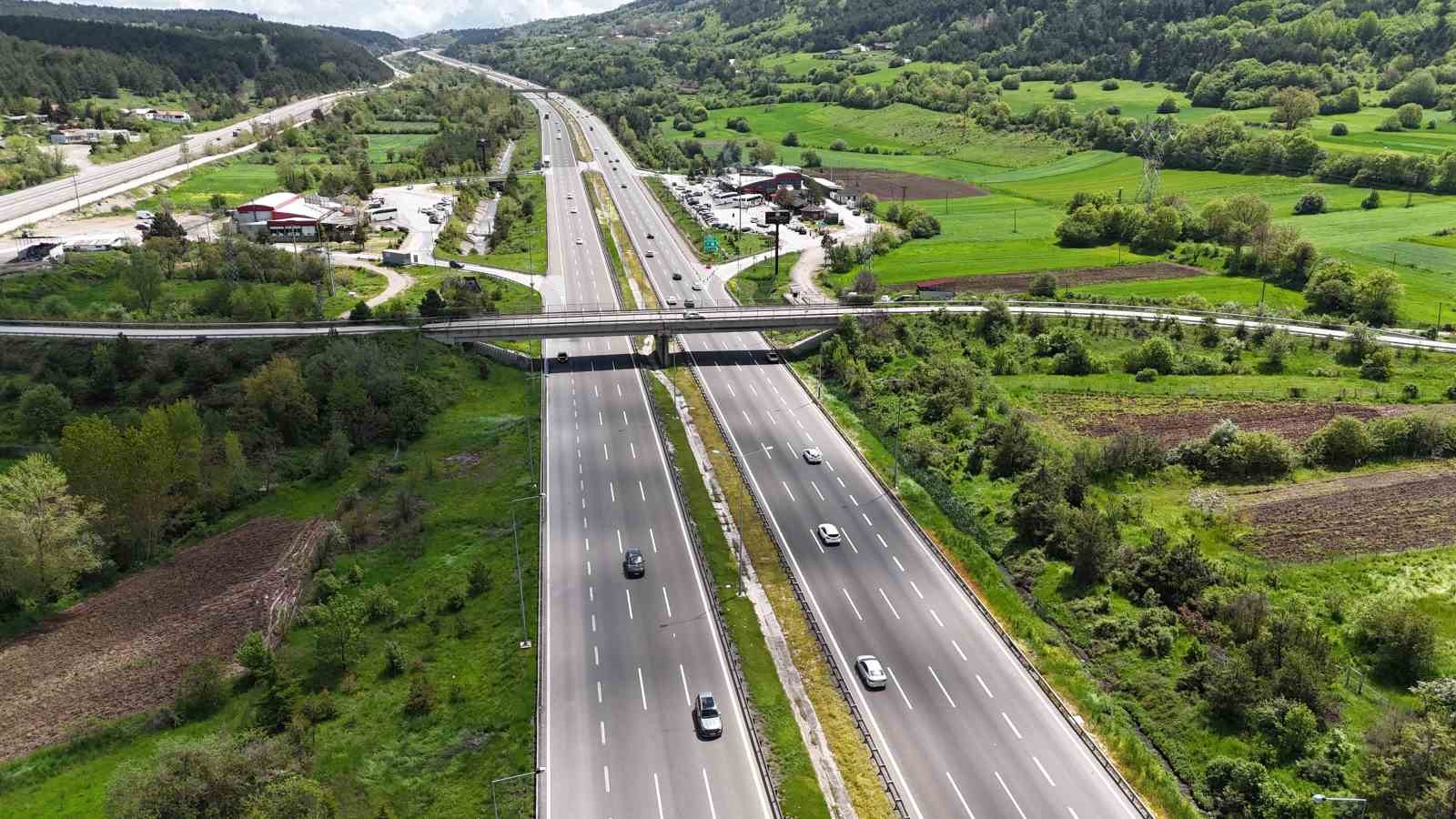Bolu geçişinde bayram trafiği akıcı seyrediyor 9 bolu gecisinde bayram trafigi akici seyrediyor 5 vynDc1pe