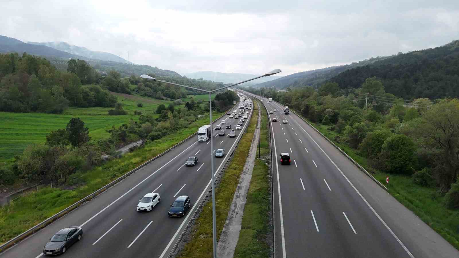 bolu gecisinde bayram trafigi artti 4 tkErwBID