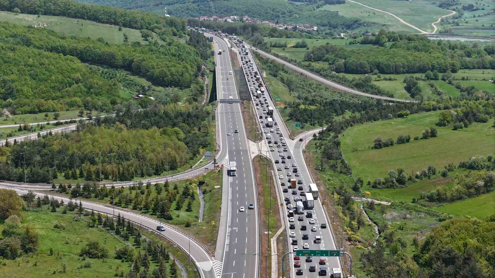 bolu gecisinde bayram trafigi erken basladi yollarda uzun kuyruklar olustu 0 PVDHqaFC