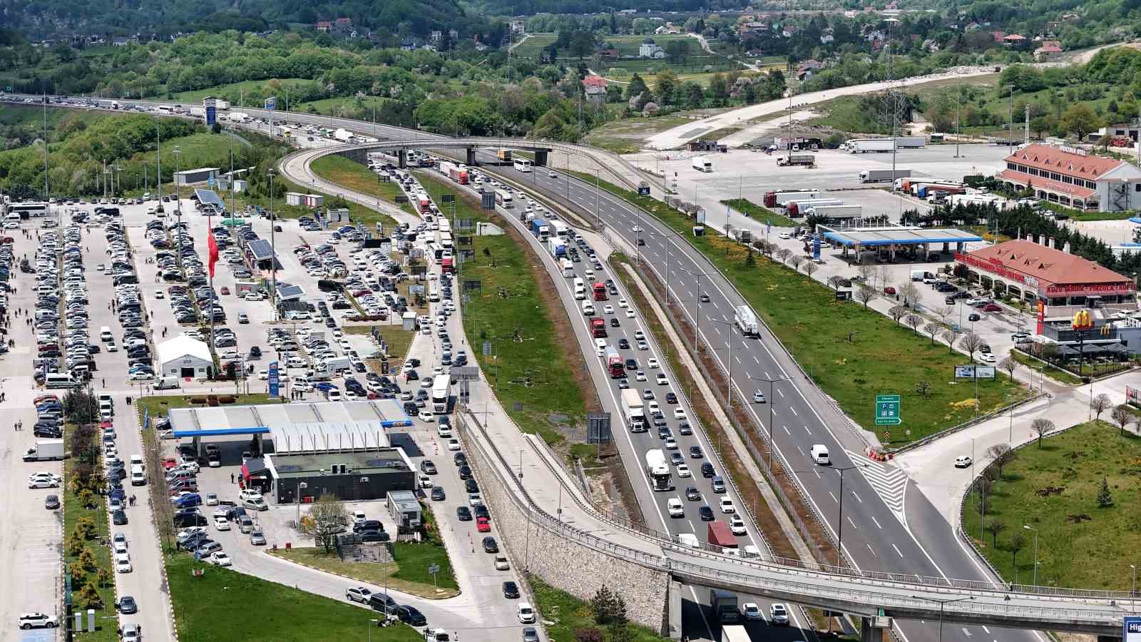 bolu gecisinde bayram trafigi erken basladi yollarda uzun kuyruklar olustu 2