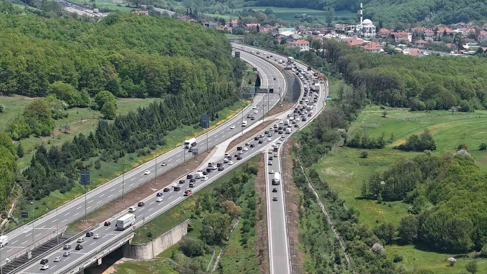 bolu gecisinde bayram trafigi erken basladi yollarda uzun kuyruklar olustu 3 HsSVLYk4