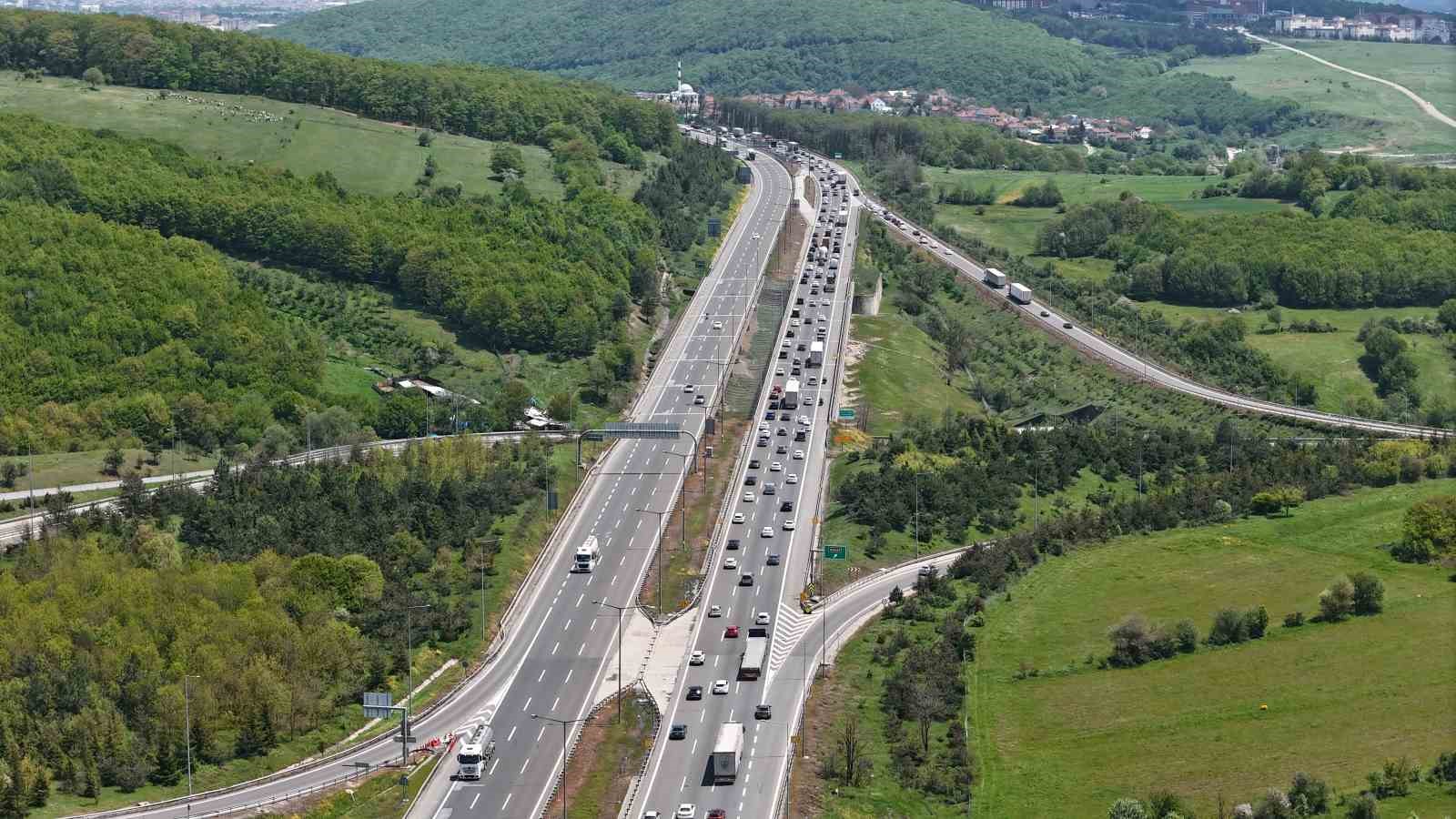 bolu gecisinde bayram trafigi erken basladi yollarda uzun kuyruklar olustu 5 McY8QKwy