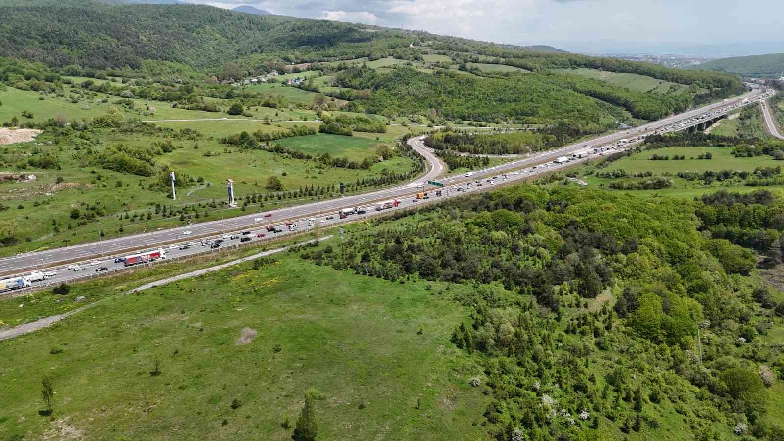 bolu gecisinde bayram trafigi erken basladi yollarda uzun kuyruklar olustu 6 gt3JzBDJ
