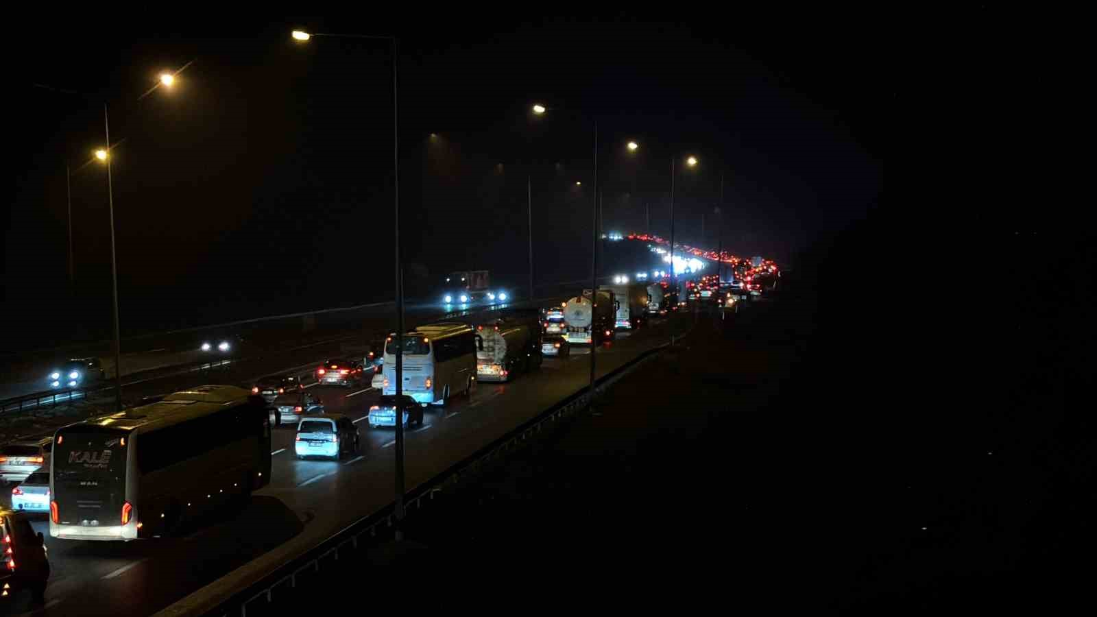 bolu gecisinde bayram trafigi kilit 0 jtg7Vrie