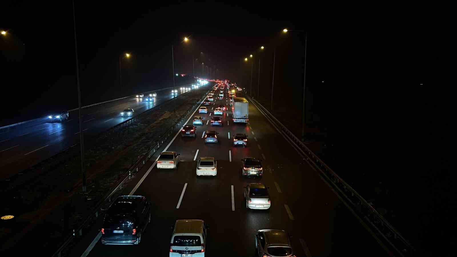 bolu gecisinde bayram trafigi kilit 2 cV4h4ENC