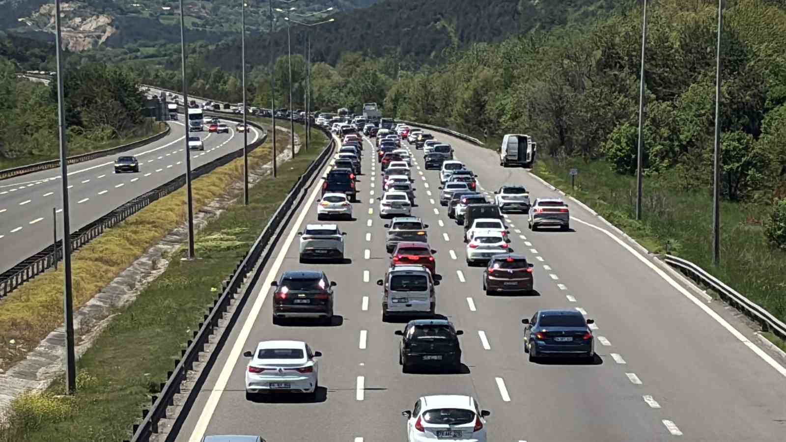 bolu gecisinde trafik durma noktasina geldi 3 KbaKi1B9
