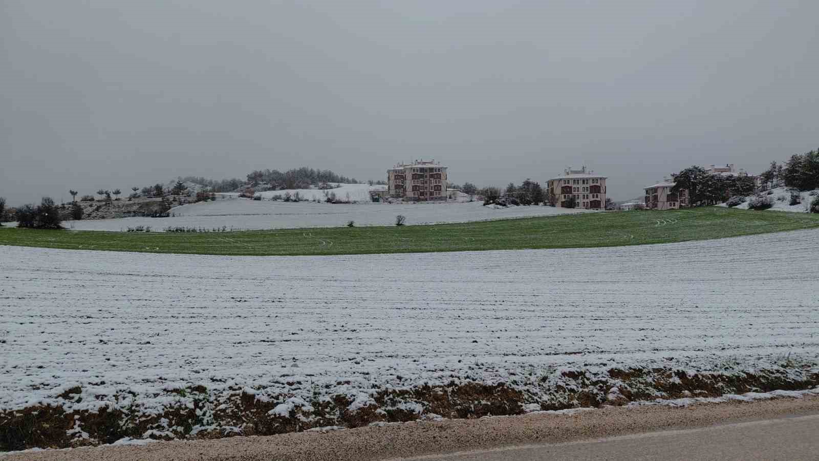 bolu martta yagan karla beyaza burundu 2 C48sSRUy