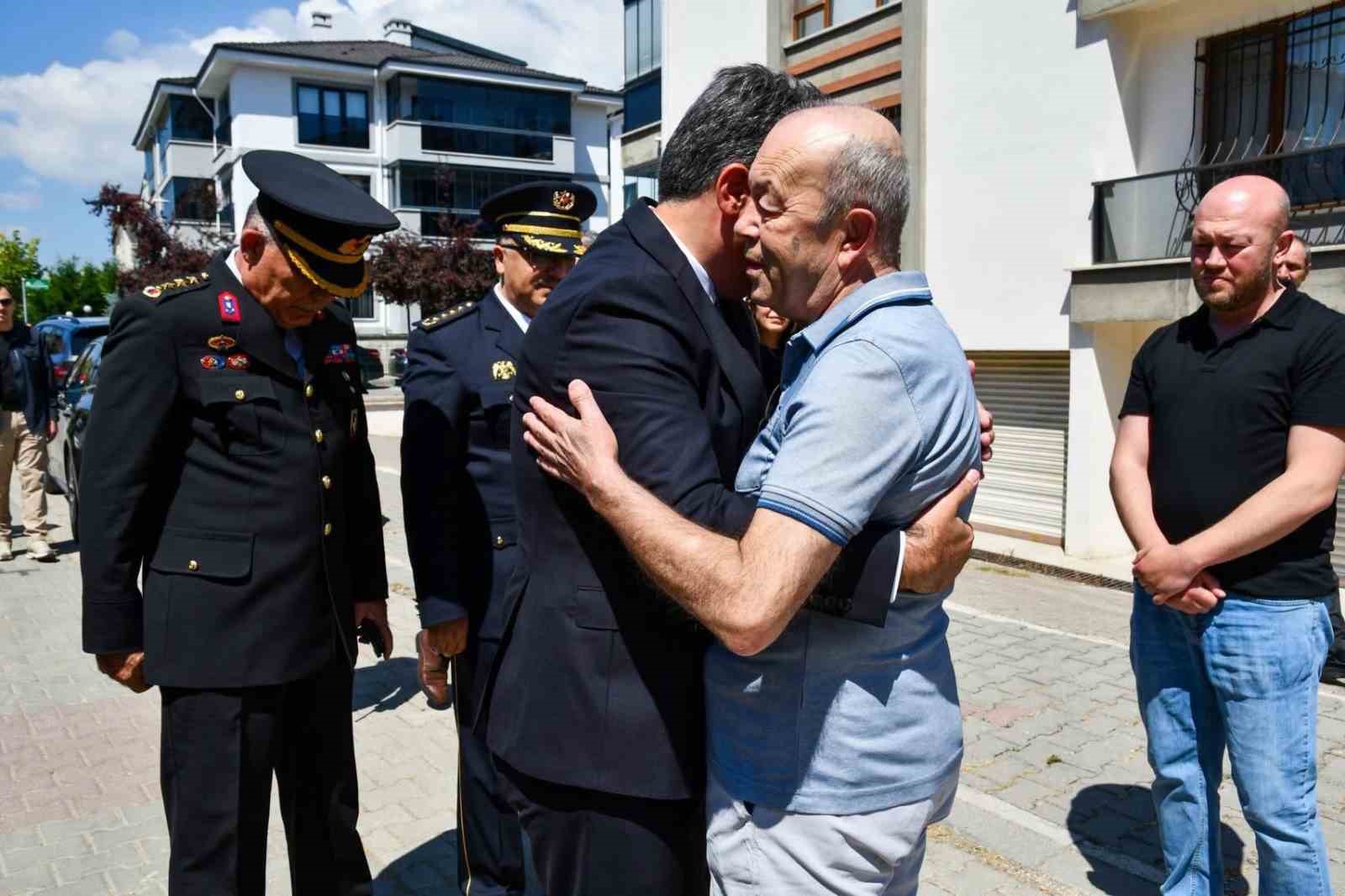 Bolu’da 15 Temmuz şehidinin ailesine vefa ziyareti 6 boluda 15 temmuz sehidinin ailesine vefa ziyareti 2 JBYUqP7Q