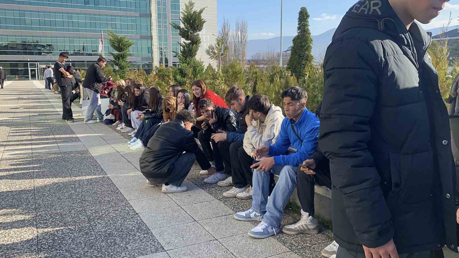 boluda 15 yasindaki cocugu olduren 13 yasindaki sanik hakim karsisinda 0