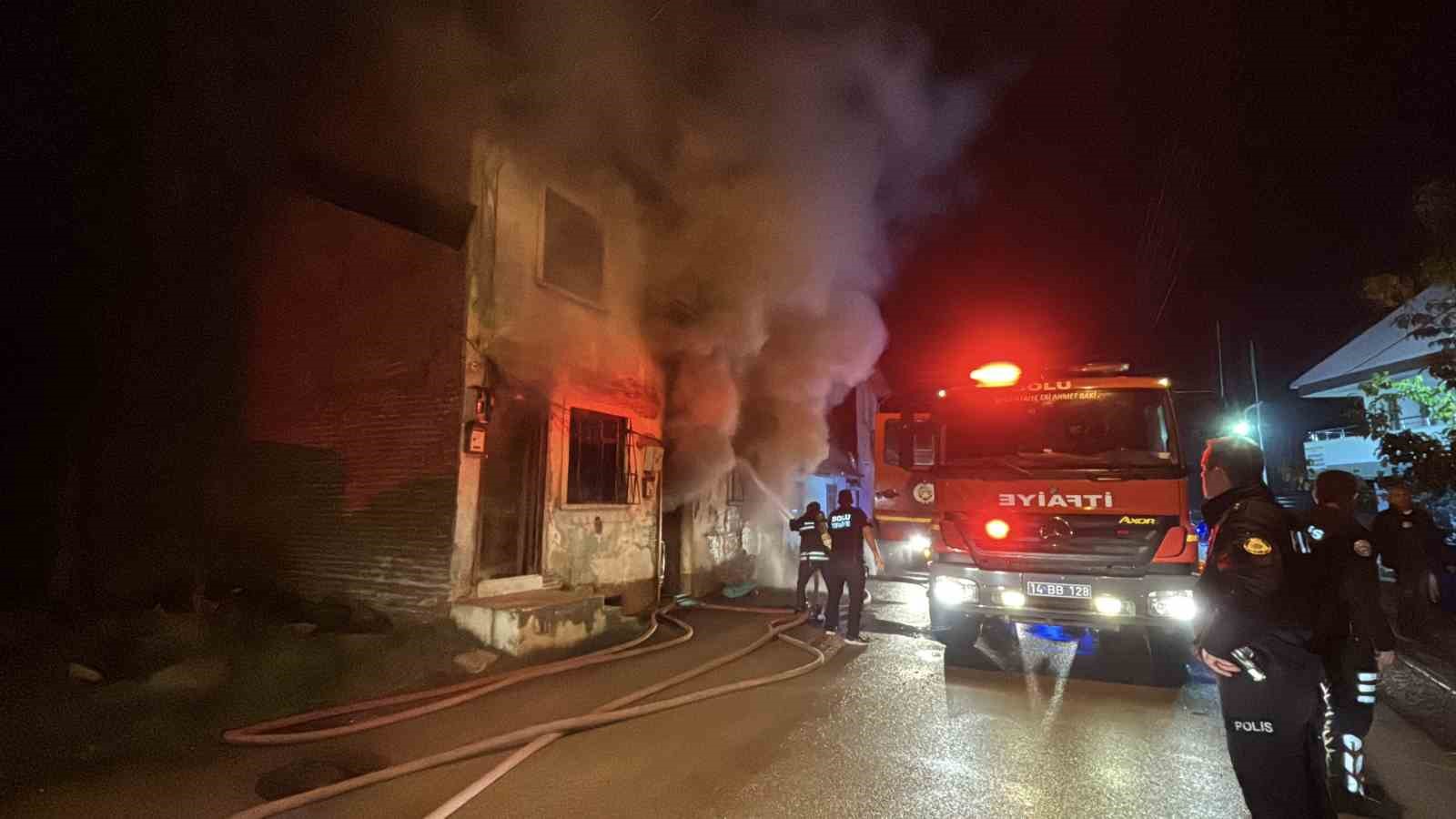 Bolu’da 2 katlı ahşap evde sobadan kaynaklı yangın çıktı: 1 yaralı 4 boluda 2 katli ahsap evde sobadan kaynakli yangin cikti 1 yarali 0