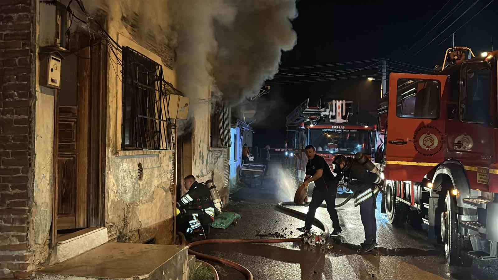 Bolu’da 2 katlı ahşap evde sobadan kaynaklı yangın çıktı: 1 yaralı 5 boluda 2 katli ahsap evde sobadan kaynakli yangin cikti 1 yarali 1 TbriATTV