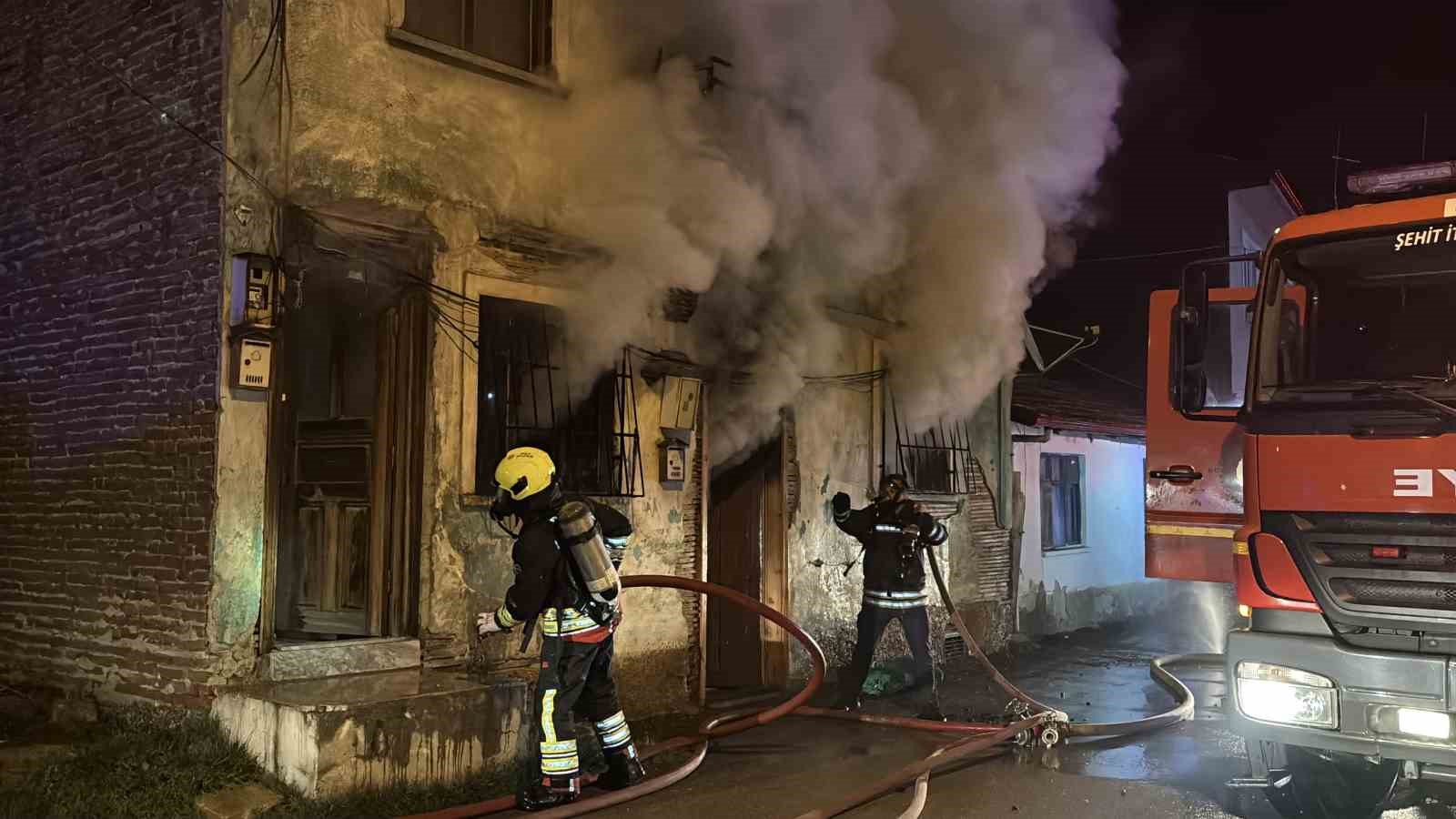 Bolu’da 2 katlı ahşap evde sobadan kaynaklı yangın çıktı: 1 yaralı 10 boluda 2 katli ahsap evde sobadan kaynakli yangin cikti 1 yarali 6