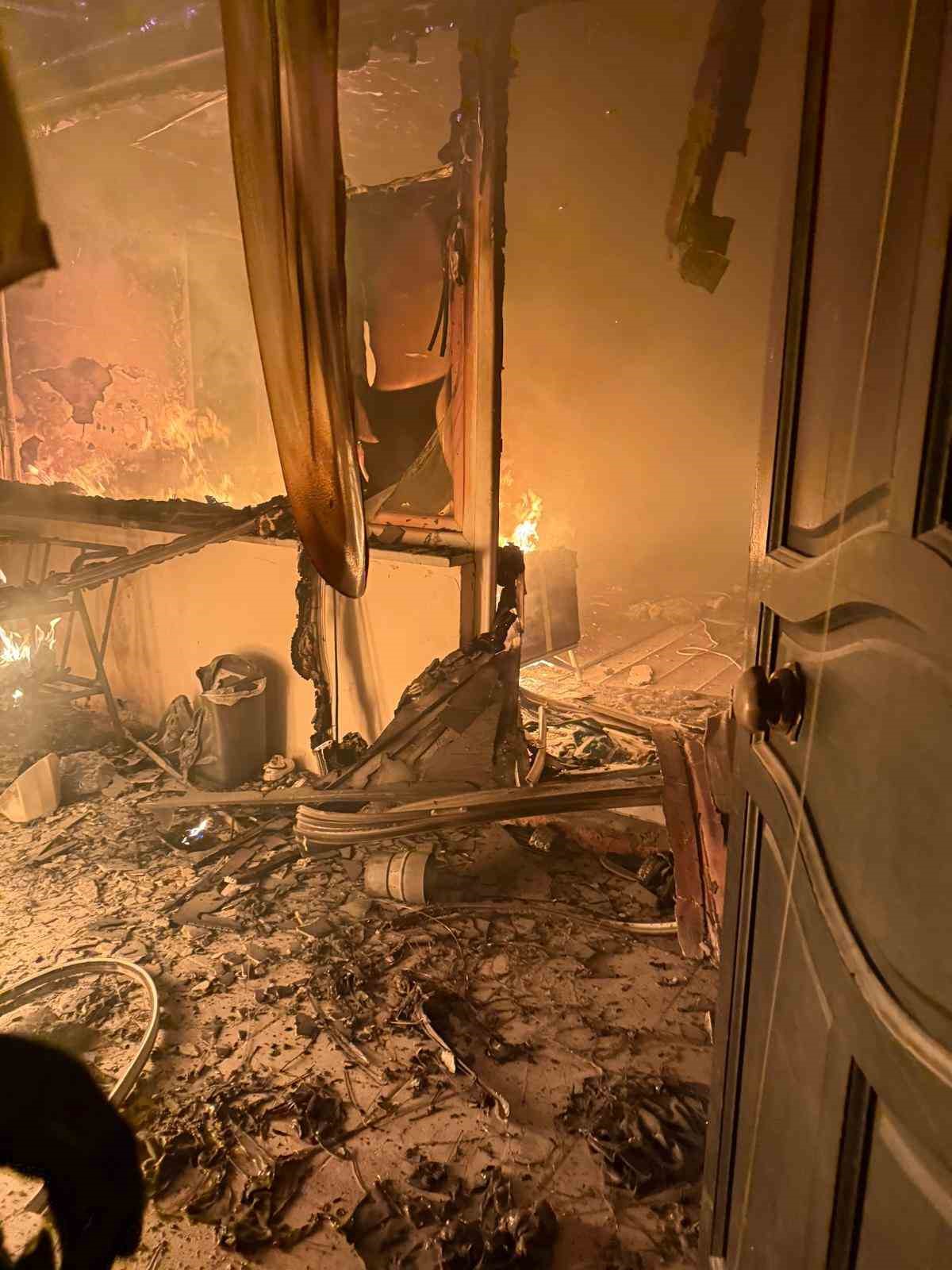 boluda 2 katli evin bir odasi alev alev yandi 3 8upaGzga