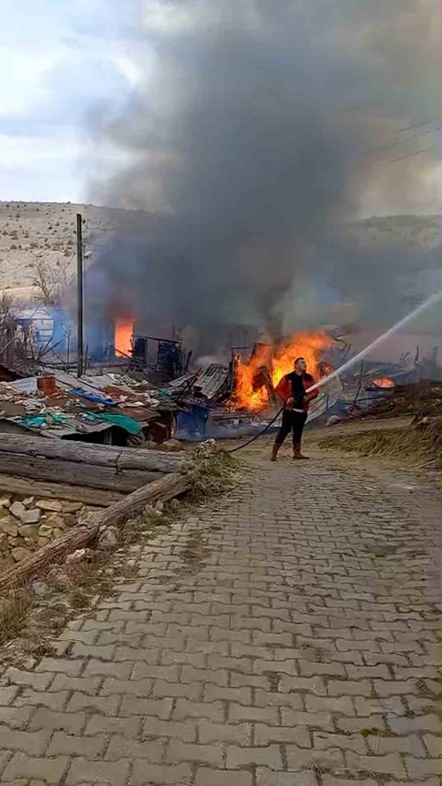 Bolu’da 3 yapı alevlere teslim oldu 4 boluda 3 yapi alevlere teslim oldu 0