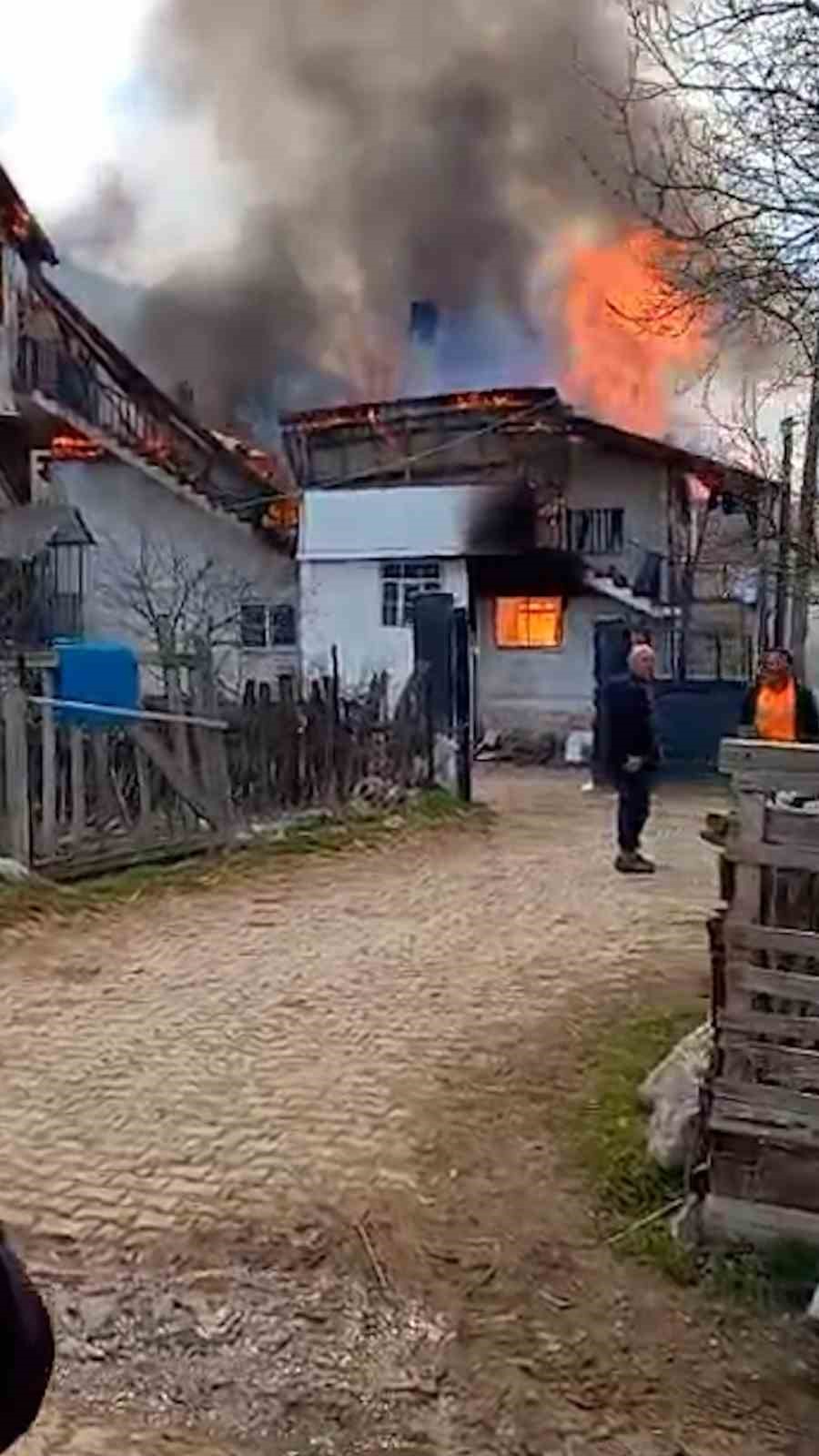 Bolu’da 3 yapı alevlere teslim oldu 5 boluda 3 yapi alevlere teslim oldu 1 QRnHeylC