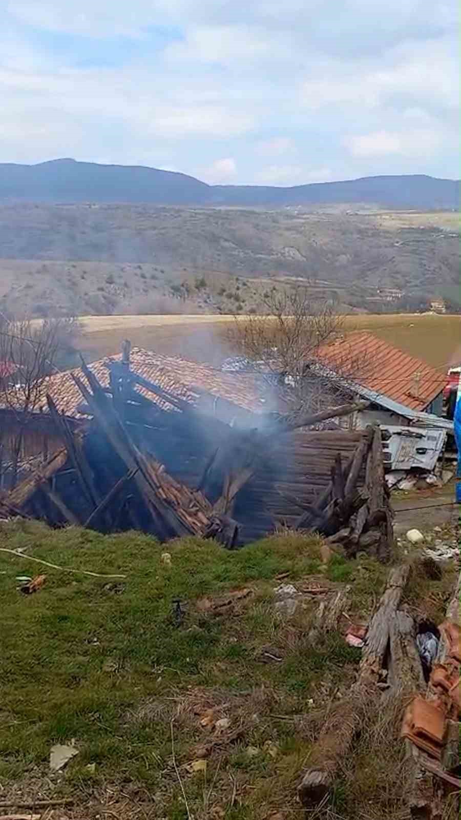 Bolu’da 3 yapı alevlere teslim oldu 6 boluda 3 yapi alevlere teslim oldu 2 sH7gsIWR