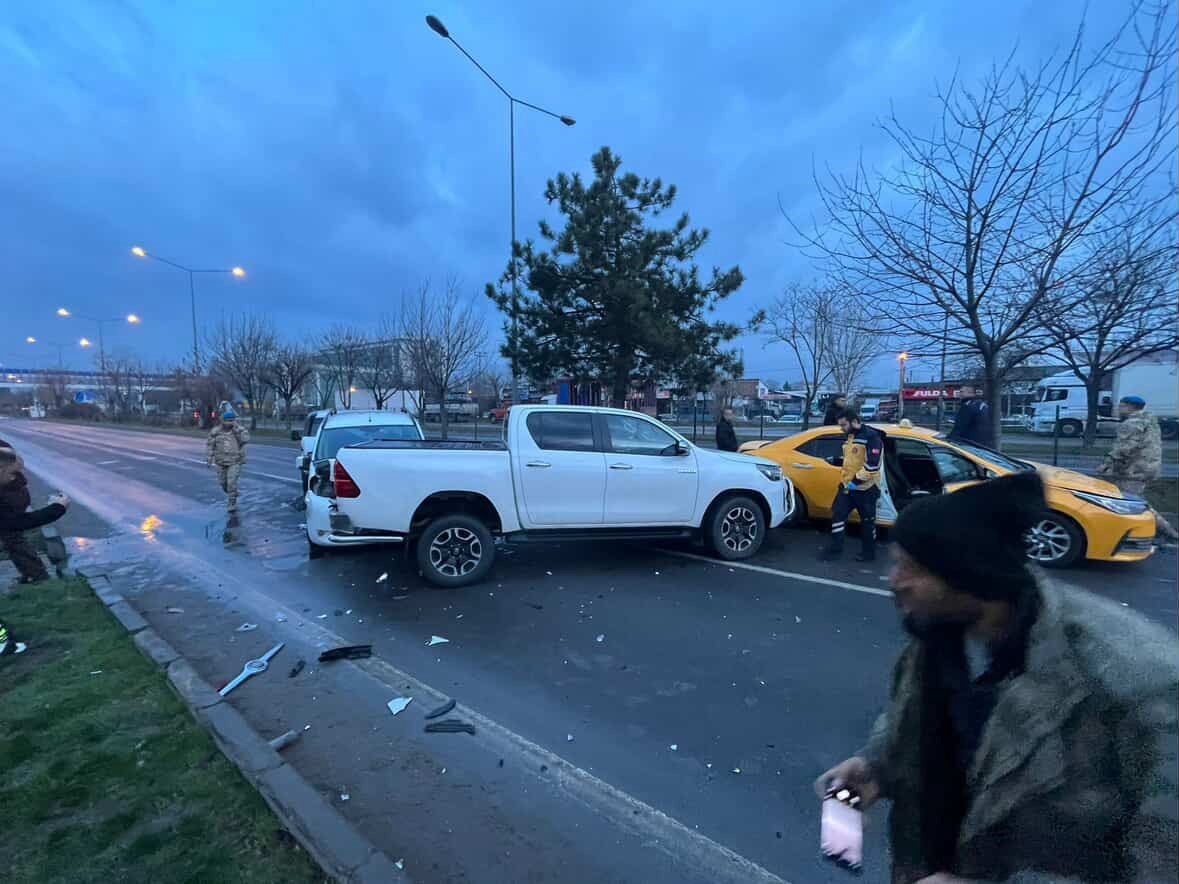 boluda 4 arac zincirleme kazaya karisti trafik kilitlendi 1