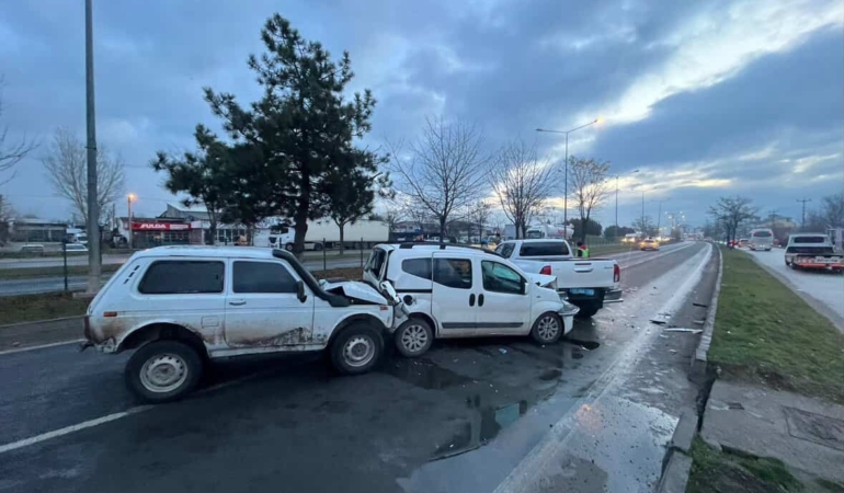 boluda-4-arac-zincirleme-kazaya-karisti-trafik-kilitlendi-d7vx1cu5.jpg